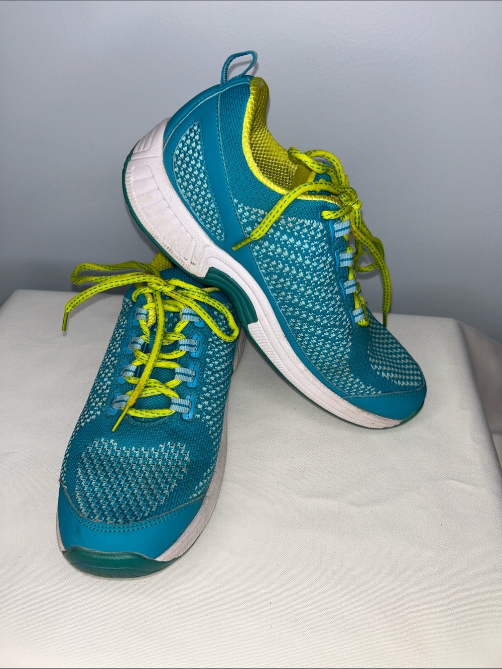 Orthofeet Women’s Teal Mesh Athletic Sneakers with Lime Accents Size 7.5